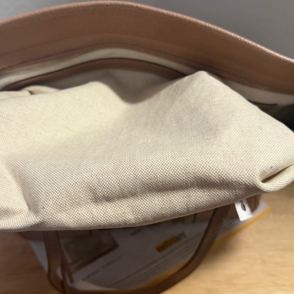 Gucci Beige and Tan Tote Bag w/COA No CallOuts - Picture 7 of 11